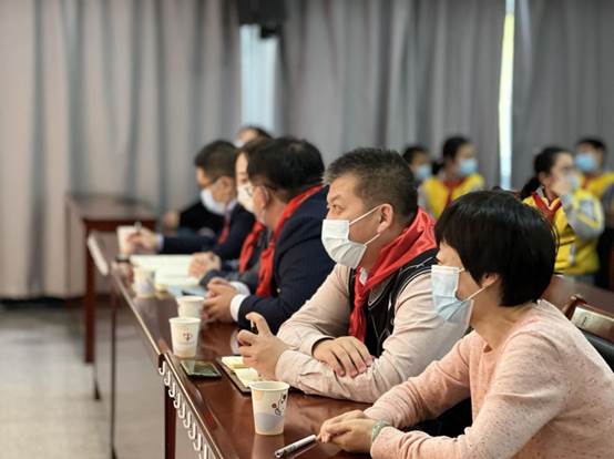 会议室里的人们
描述已自动生成